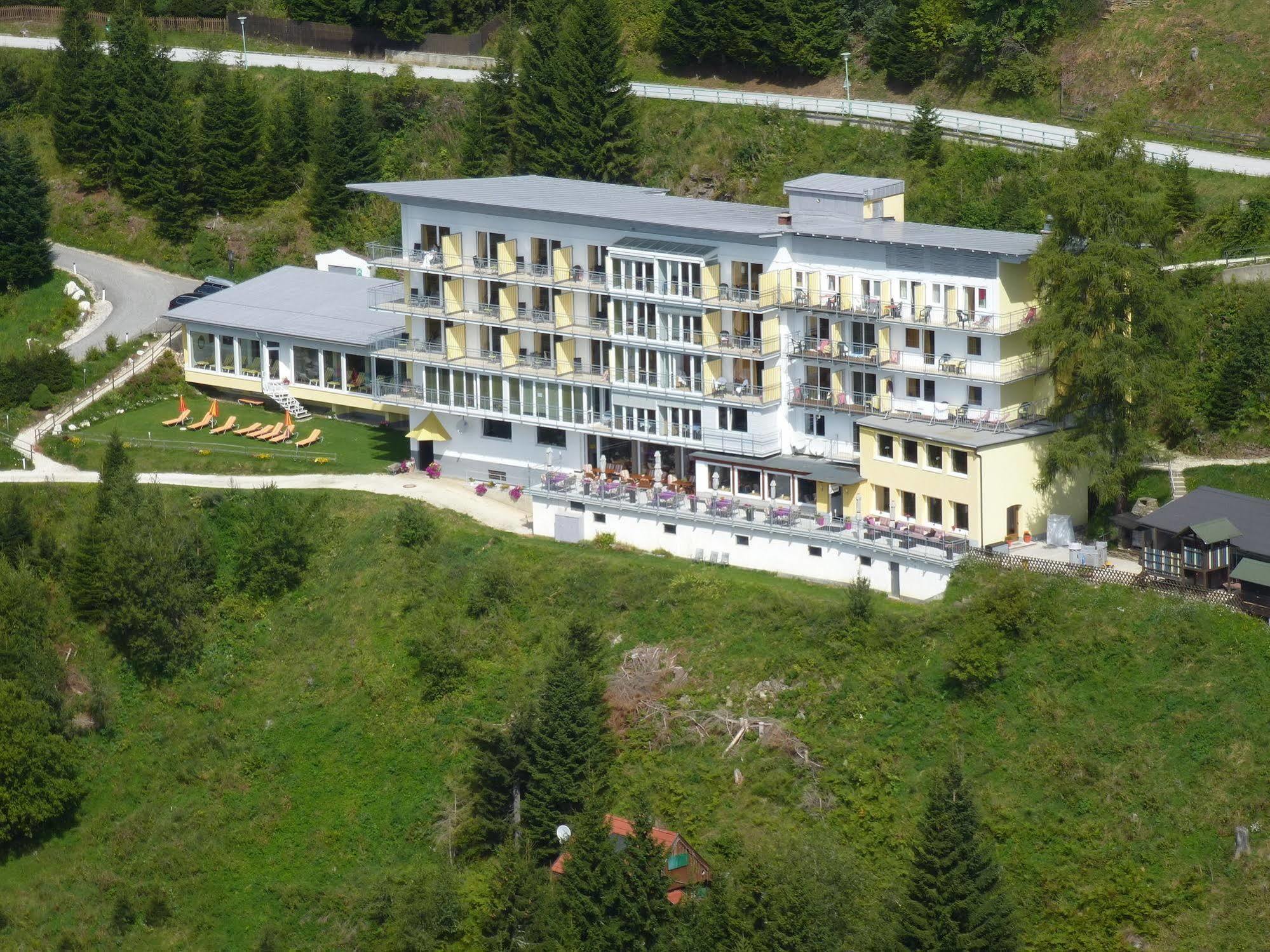 Sonnenhotel Zaubek Treffen Exterior photo